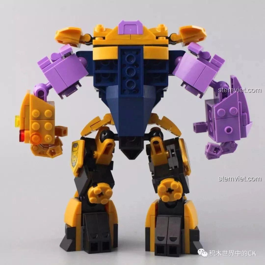 Mô hình Mech Thanos SX 4008 đã lắp ráp hoàn chỉnh, nhìn từ phía sau, góc rộng.