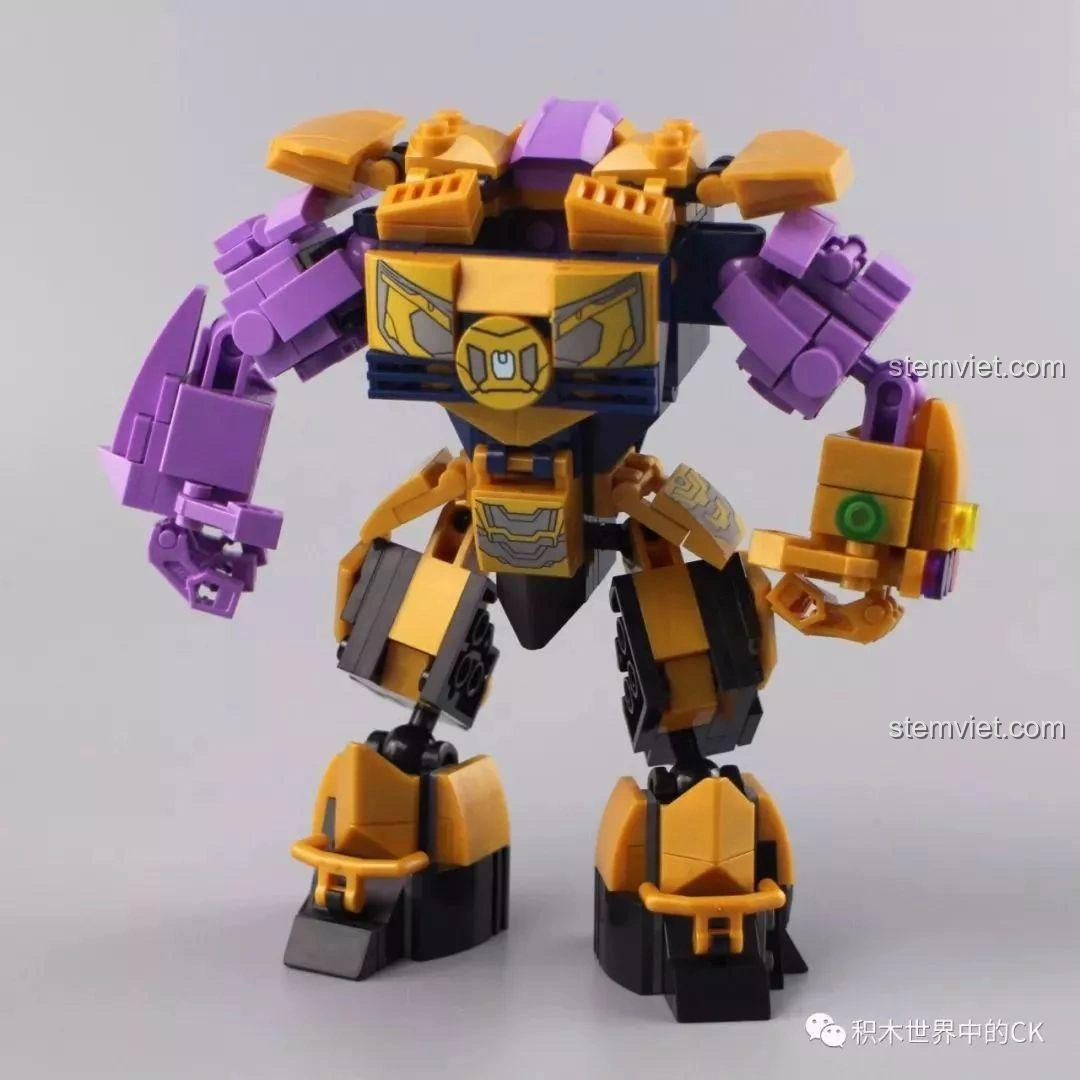 Mô hình Mech Thanos SX 4008 đã lắp ráp hoàn chỉnh, nhìn từ phía trước, màu vàng tím nổi bật.