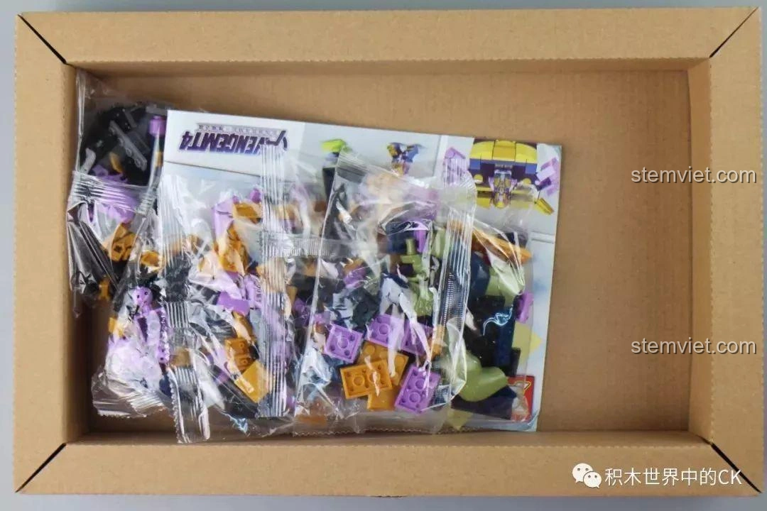 Bên trong hộp bộ lắp ráp Mech Thanos SX 4008, các túi linh kiện và sách hướng dẫn.