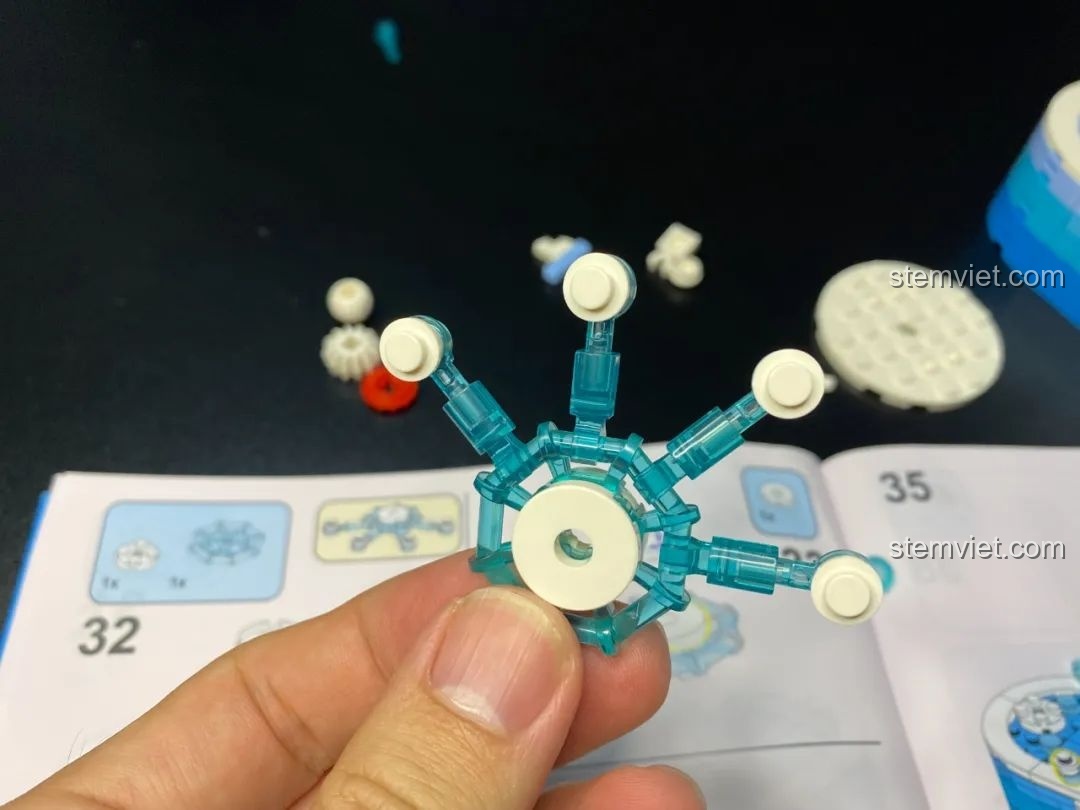 Bốn chú chim cánh cụt nhỏ được gắn trên một đế xoay trong suốt trong bộ lắp ráp Pantasy 61001 Snow BBQ, tạo hiệu ứng chuyển động.