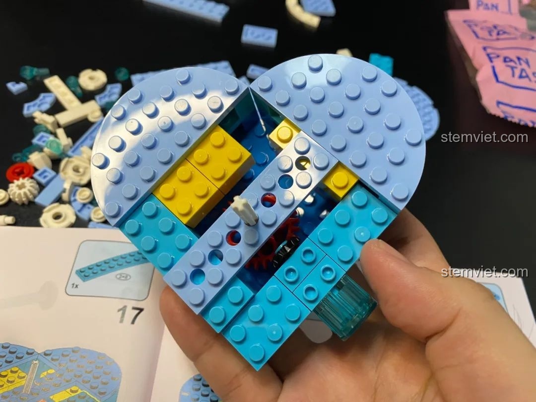 Cơ chế truyền động của bộ lắp ráp Pantasy 61001 Snow BBQ đã được lắp ráp hoàn chỉnh, sẵn sàng kết nối với phần người tuyết.