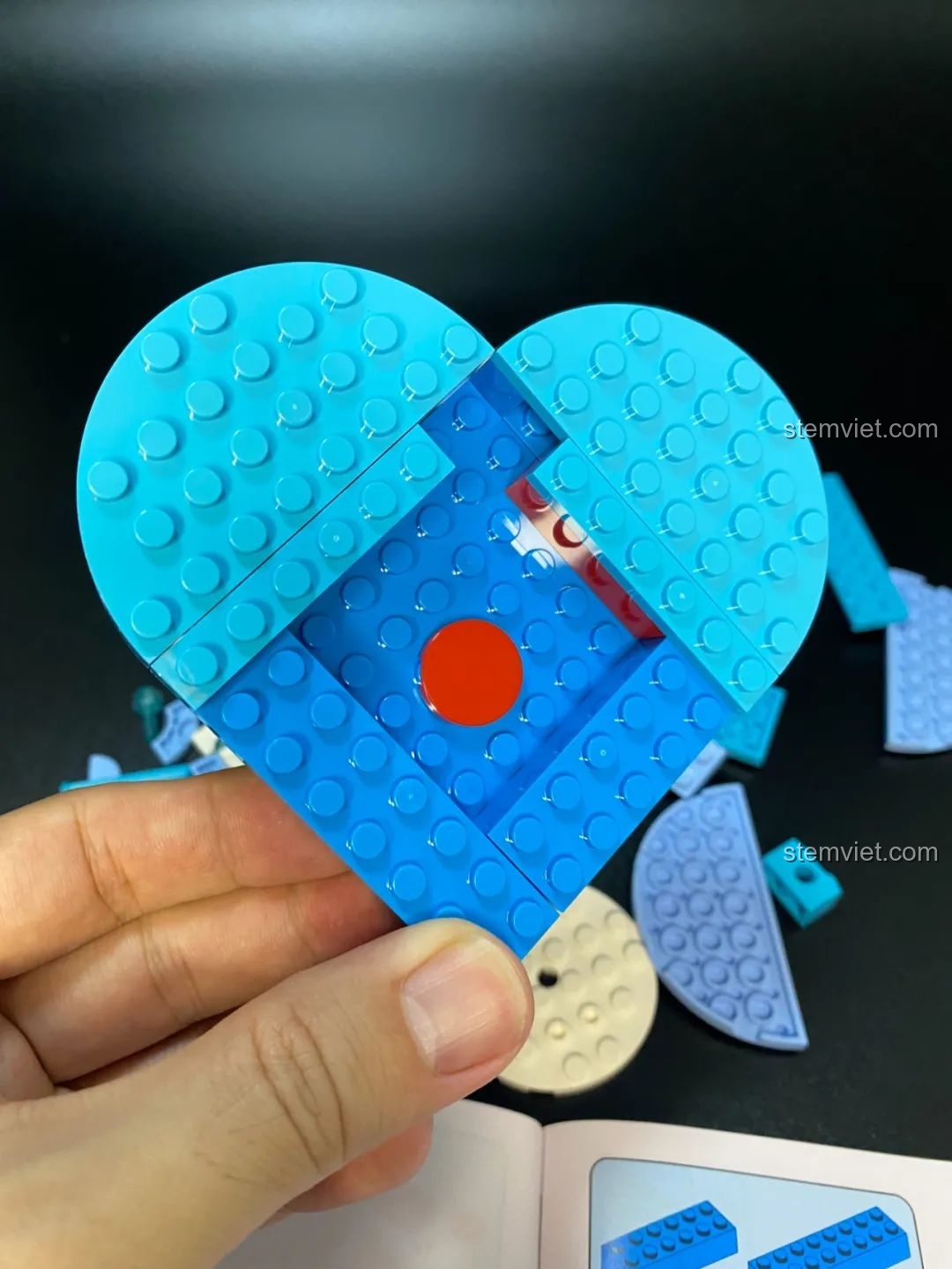 Quá trình lắp ráp bộ đồ chơi lắp ráp Pantasy 61001 Snow BBQ, cho thấy cấu trúc truyền động ngang sang dọc bên trong mô hình.