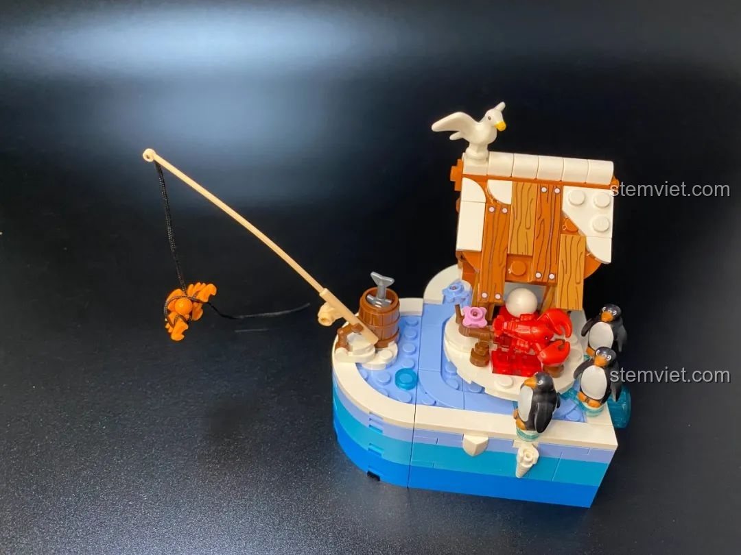 Bộ lắp ráp Pantasy 61001 Snow BBQ hoàn chỉnh, với chi tiết cua đang được câu cá và các chú chim cánh cụt xung quanh.