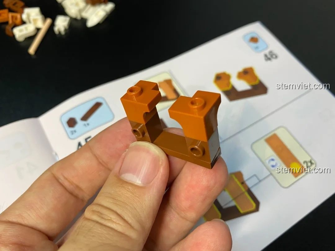 Mảnh ghép đặc biệt hình chữ U màu nâu trong bộ lắp ráp Pantasy 61001 Snow BBQ, được sử dụng trong quá trình xây dựng ngôi nhà gỗ.