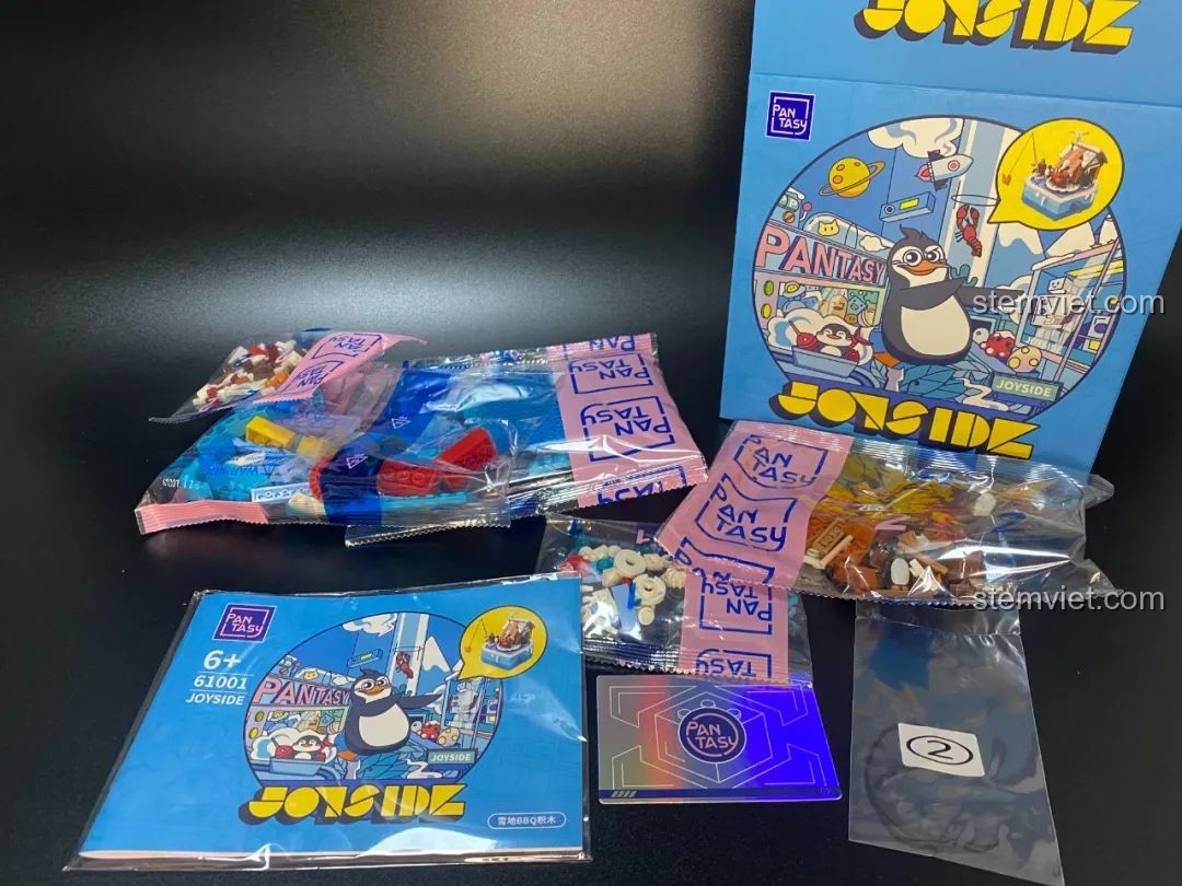 Bên trong hộp đồ chơi lắp ráp Pantasy 61001 Snow BBQ, bao gồm các túi mảnh ghép được đánh số, sách hướng dẫn lắp ráp và một phiếu ưu đãi.