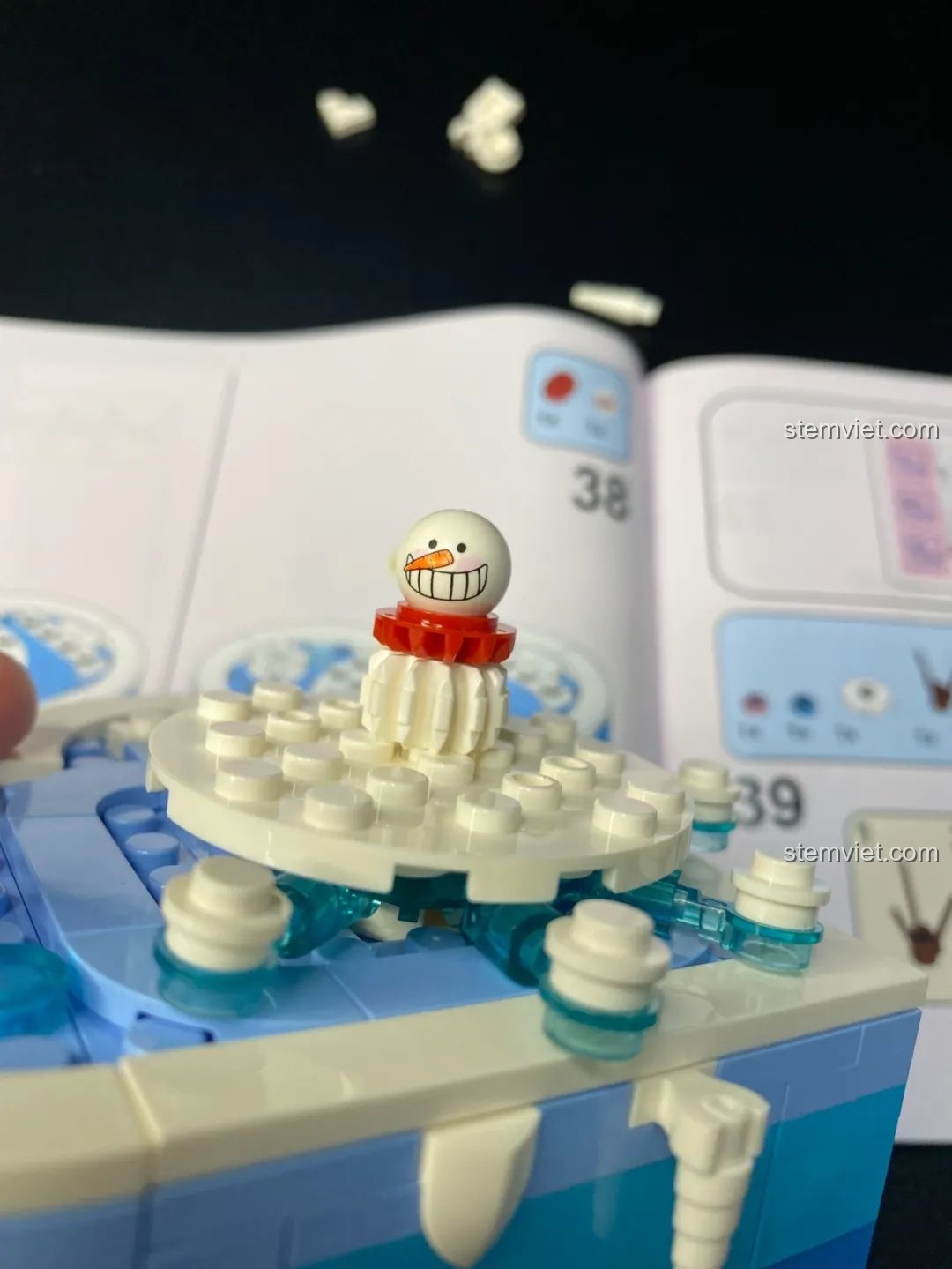 Cận cảnh người tuyết in hình trong bộ lắp ráp Pantasy 61001 Snow BBQ, cho thấy chi tiết khuôn mặt và trang phục.