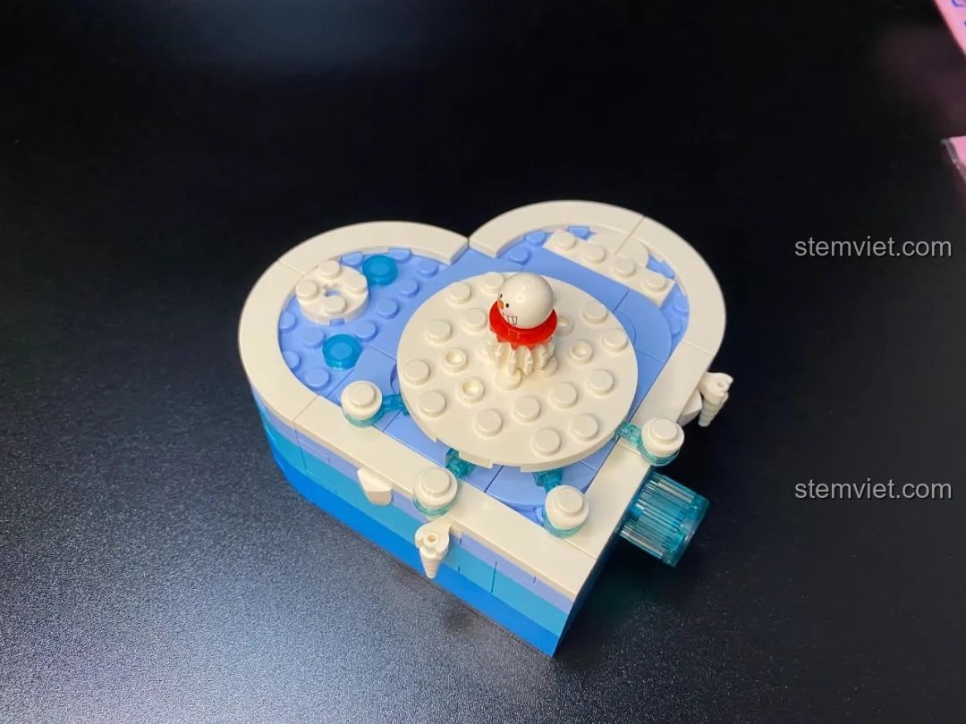 Người tuyết in hình là một chi tiết độc đáo trong bộ lắp ráp Pantasy 61001 Snow BBQ, được đặt trên một đĩa xoay.