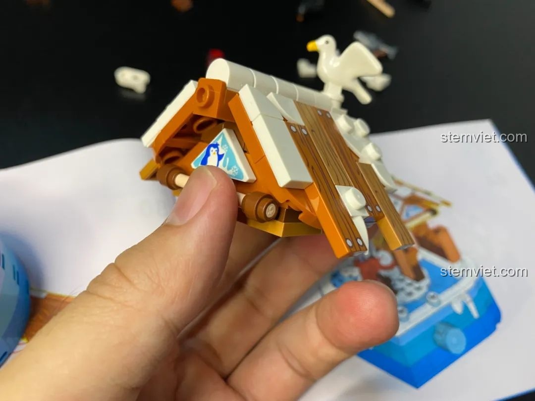 Quá trình lắp ráp ngôi nhà gỗ trong bộ Pantasy 61001 Snow BBQ, phần mái nhà có thể hơi lỏng lẻo do chỉ có một điểm kết nối.