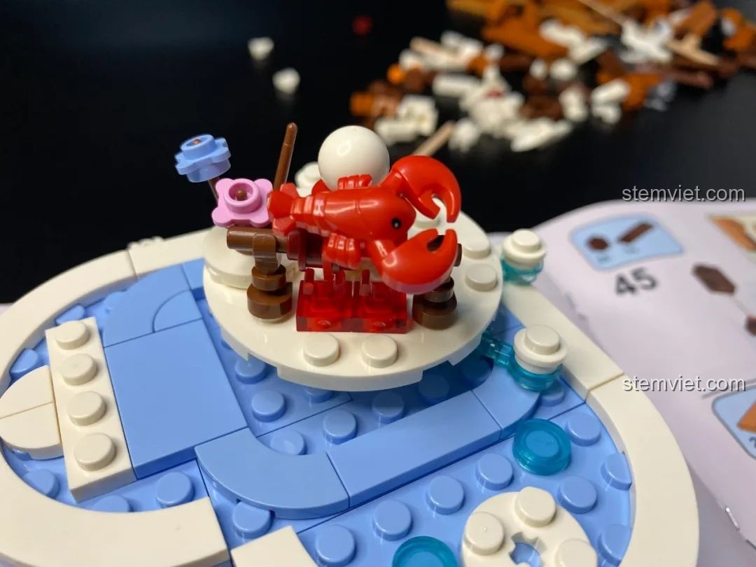 Chi tiết tôm hùm nướng BBQ được đặt trên đĩa xoay trong bộ lắp ráp Pantasy 61001 Snow BBQ, tạo nên cảnh tượng độc đáo.