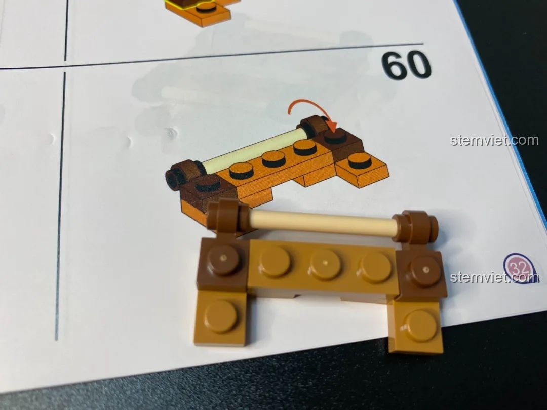 Trục màu be và tấm có lỗ trong bộ lắp ráp Pantasy 61001 Snow BBQ, cho thấy độ khít cao của các mảnh ghép.