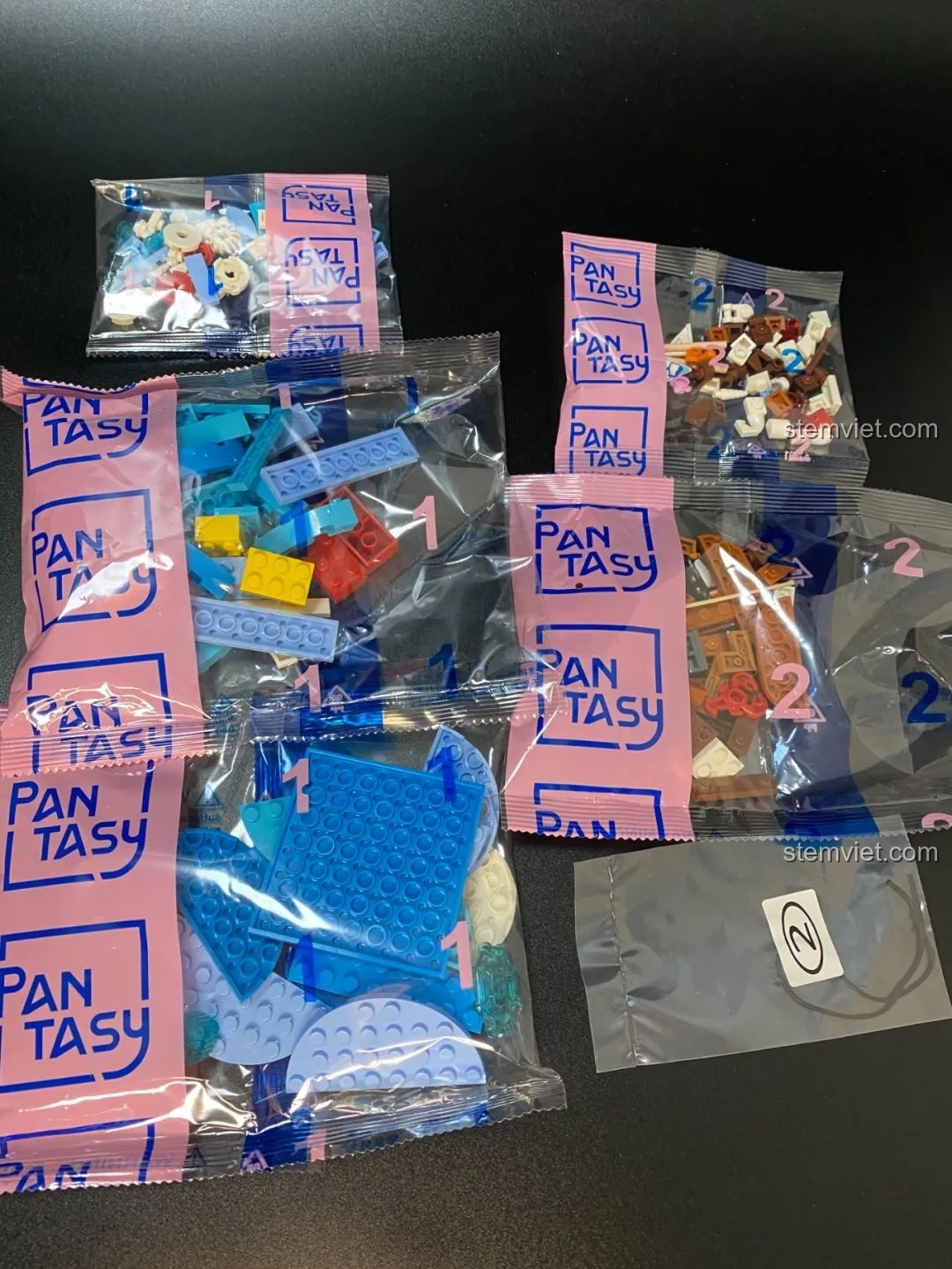 Các túi mảnh ghép được đánh số của bộ lắp ráp Pantasy 61001 Snow BBQ, cho thấy sự phân chia mảnh ghép không đều giữa các túi.