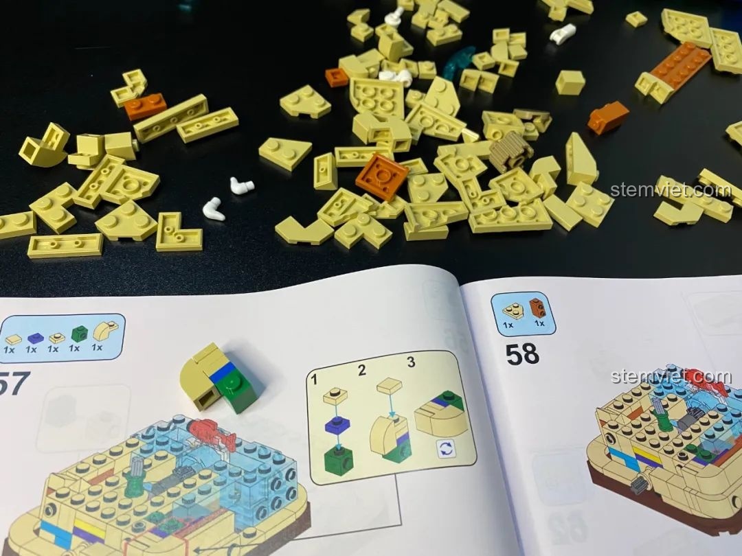 Cơ chế cá nhảy trong ốc đảo của bộ lắp ráp Pantasy 61002 Immortal Guide, một tính năng tương tác độc đáo và thú vị.