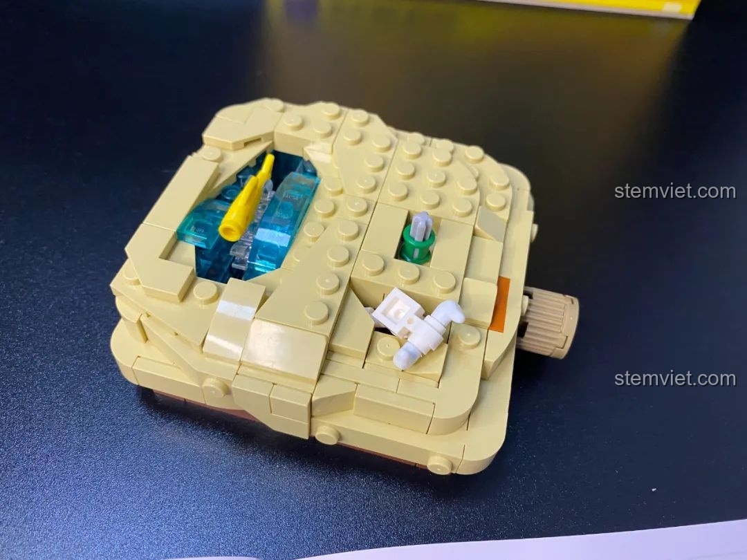 Đế của bộ lắp ráp Pantasy 61002 Immortal Guide đã hoàn thiện, với chi tiết xương trắng ở góc phải dưới, được mô tả là xương bọ cạp hoặc xương bò.