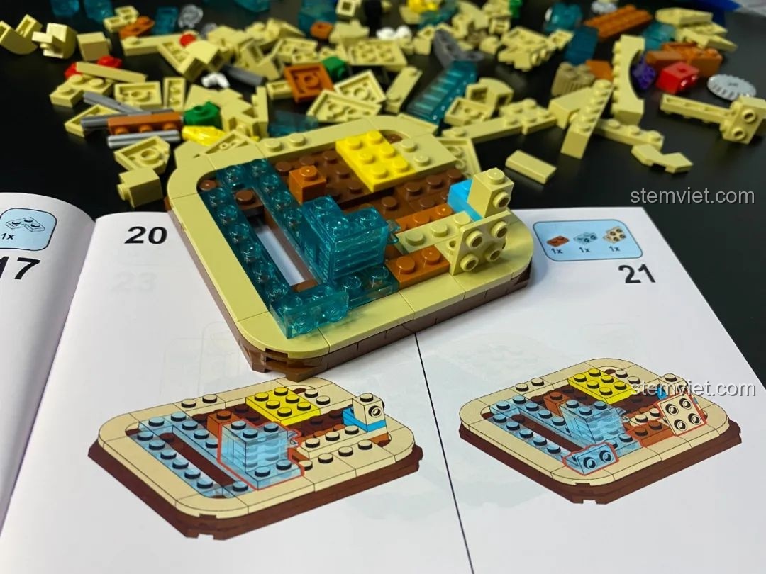 Quá trình lắp ráp đế sa mạc của bộ Pantasy 61002 Immortal Guide, cho thấy việc sử dụng nhiều kỹ thuật SNOT để tạo bề mặt không hạt.