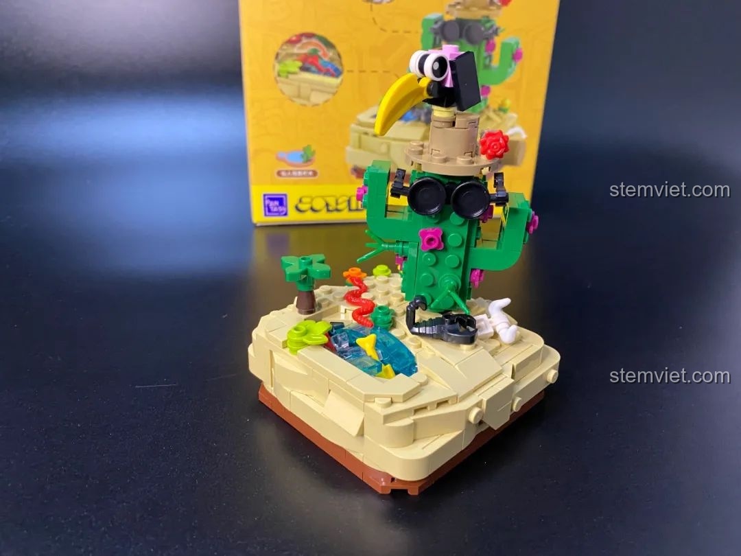 Bộ lắp ráp Pantasy 61002 Immortal Guide hoàn chỉnh, với cây xương rồng đội mũ cao bồi và kính râm, cùng chim kền kền và cá nhảy trong ốc đảo.