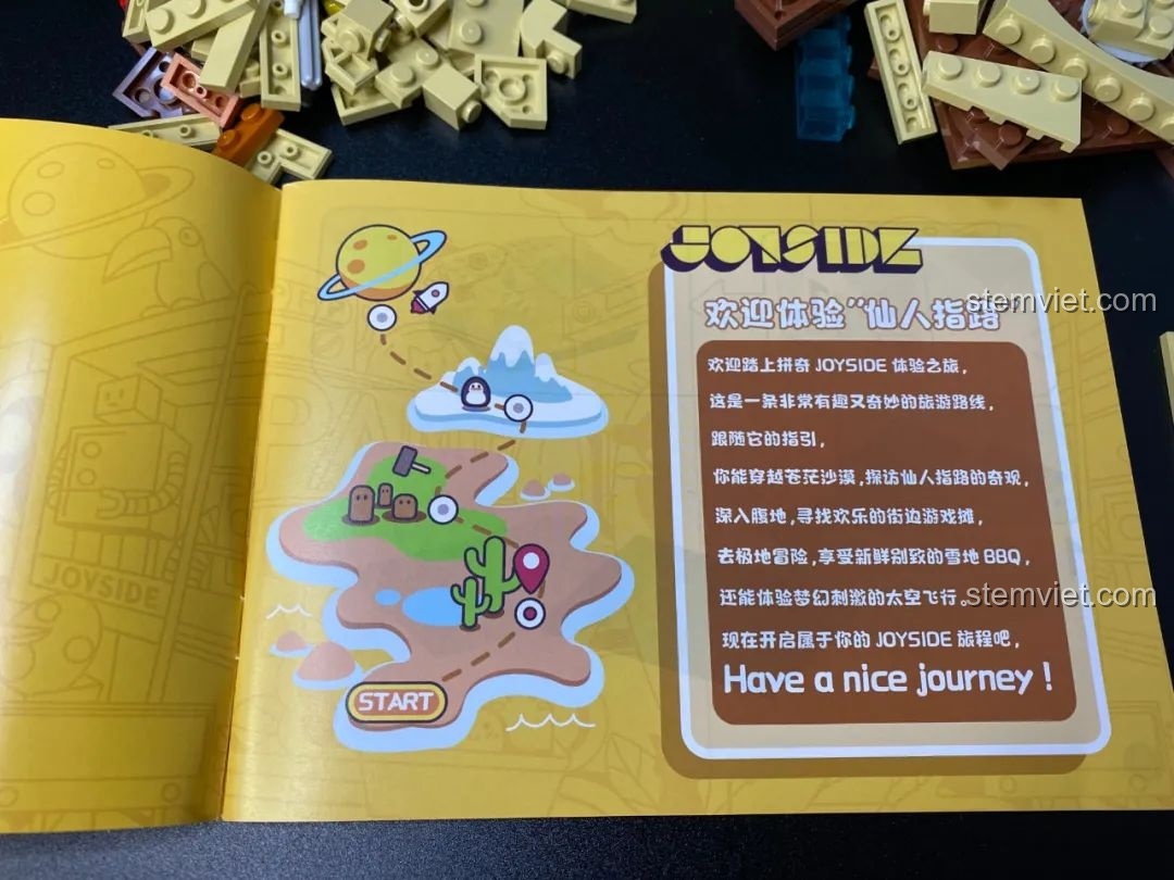 Trang đầu tiên của sách hướng dẫn lắp ráp Pantasy 61002 Immortal Guide, hiển thị bản đồ công viên Joyside với điểm định vị đã di chuyển đến khu vực sa mạc.