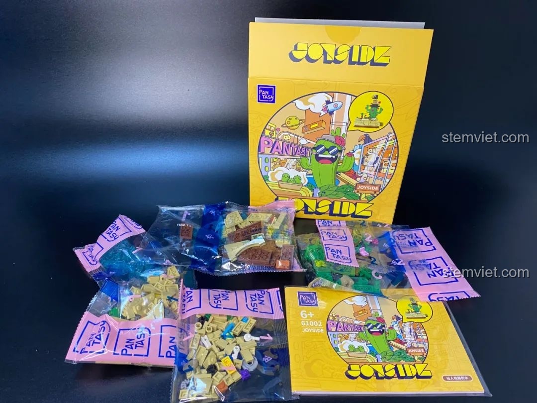 Bên trong hộp đồ chơi lắp ráp Pantasy 61002 Immortal Guide, bao gồm các túi mảnh ghép được phân loại và sách hướng dẫn.