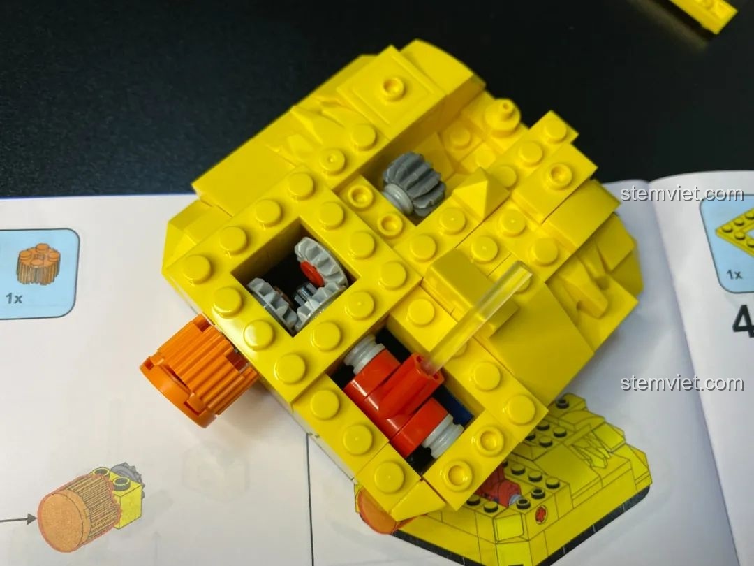 Cơ chế bánh răng hình nón bên trong bộ lắp ráp Pantasy 61003 Spaceship, điều khiển chuyển động lên xuống của tàu vũ trụ.