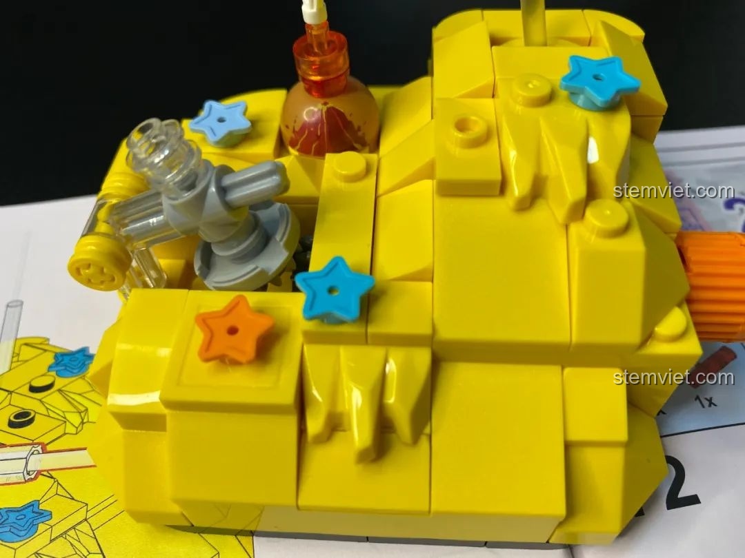 Đế của bộ lắp ráp Pantasy 61003 Spaceship đã hoàn thiện, với chi tiết núi lửa phun trào nhỏ và các mảnh ghép có thể xoay.