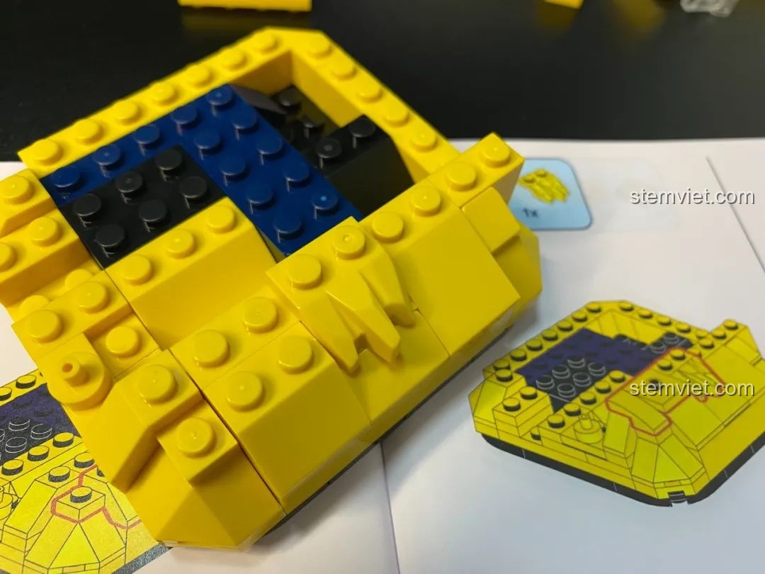 Đế của bộ lắp ráp Pantasy 61003 Spaceship với các mảnh gạch nghiêng đặc biệt, tạo hình bề mặt hành tinh không đều.