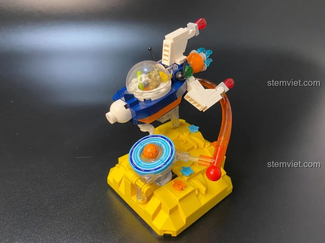 Bộ lắp ráp Pantasy 61003 Spaceship hoàn chỉnh, với tàu vũ trụ và hành tinh xoay, gợi nhớ đến xe lắc đồng xu ở công viên giải trí.