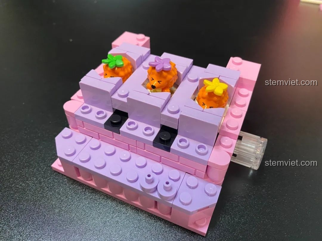 Phần bao quanh màu tím được thêm vào phía trước và sau của bộ lắp ráp Pantasy 61004 Happy Hedgehog Whack-a-mole, tạo sự hoàn thiện cho mô hình.