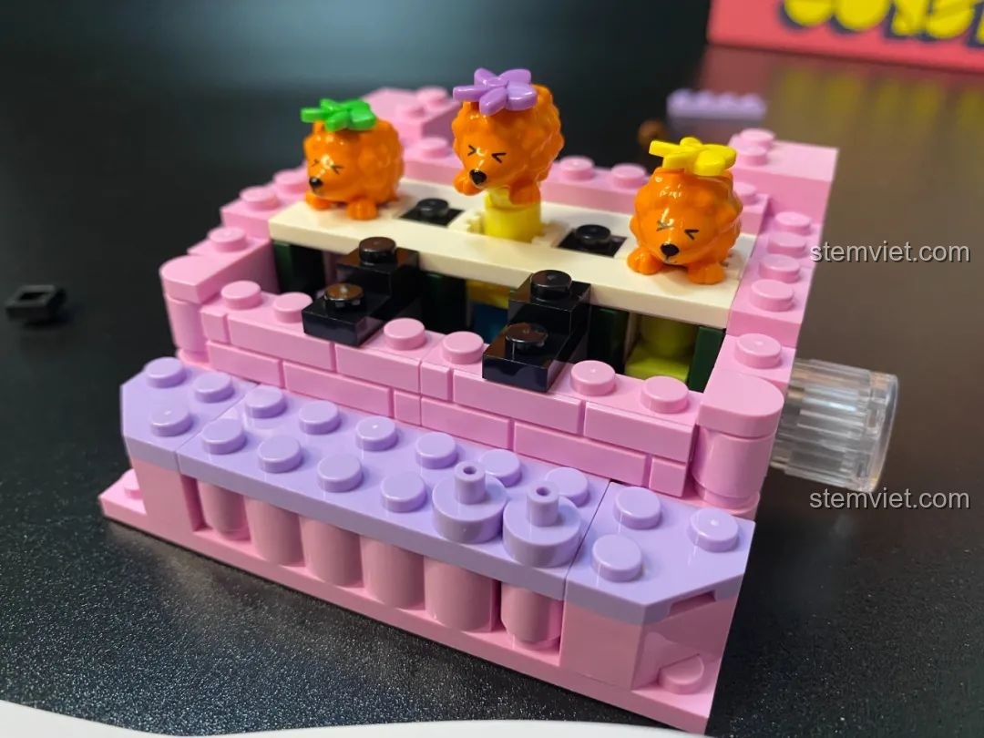 Cấu trúc tổng thể của bộ lắp ráp Pantasy 61004 Happy Hedgehog Whack-a-mole, cho thấy ba chú nhím được đặt trên cơ chế di chuyển.