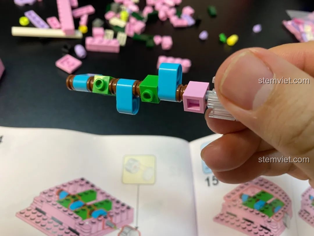 Cơ chế truyền động của bộ lắp ráp Pantasy 61004 Happy Hedgehog Whack-a-mole, tương tự cấu trúc đàn piano, giúp ba chú nhím di chuyển lên xuống.