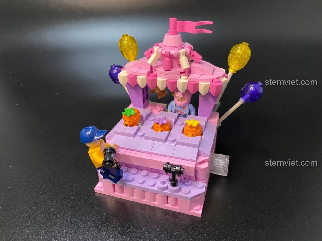 Bộ lắp ráp Pantasy 61004 Happy Hedgehog Whack-a-mole hoàn chỉnh, với nhân viên heo ẩn sau quầy và khách hàng cầm búa nhỏ.