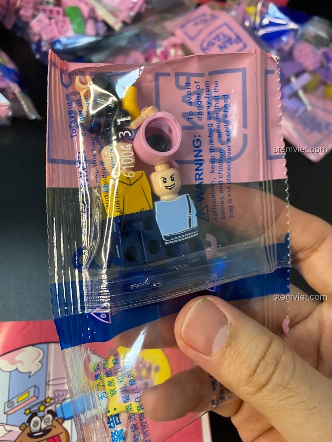 Cận cảnh nhân vật minifigure trong bộ lắp ráp Pantasy 61004 Happy Hedgehog Whack-a-mole, cho thấy chi tiết trang phục và khuôn mặt.