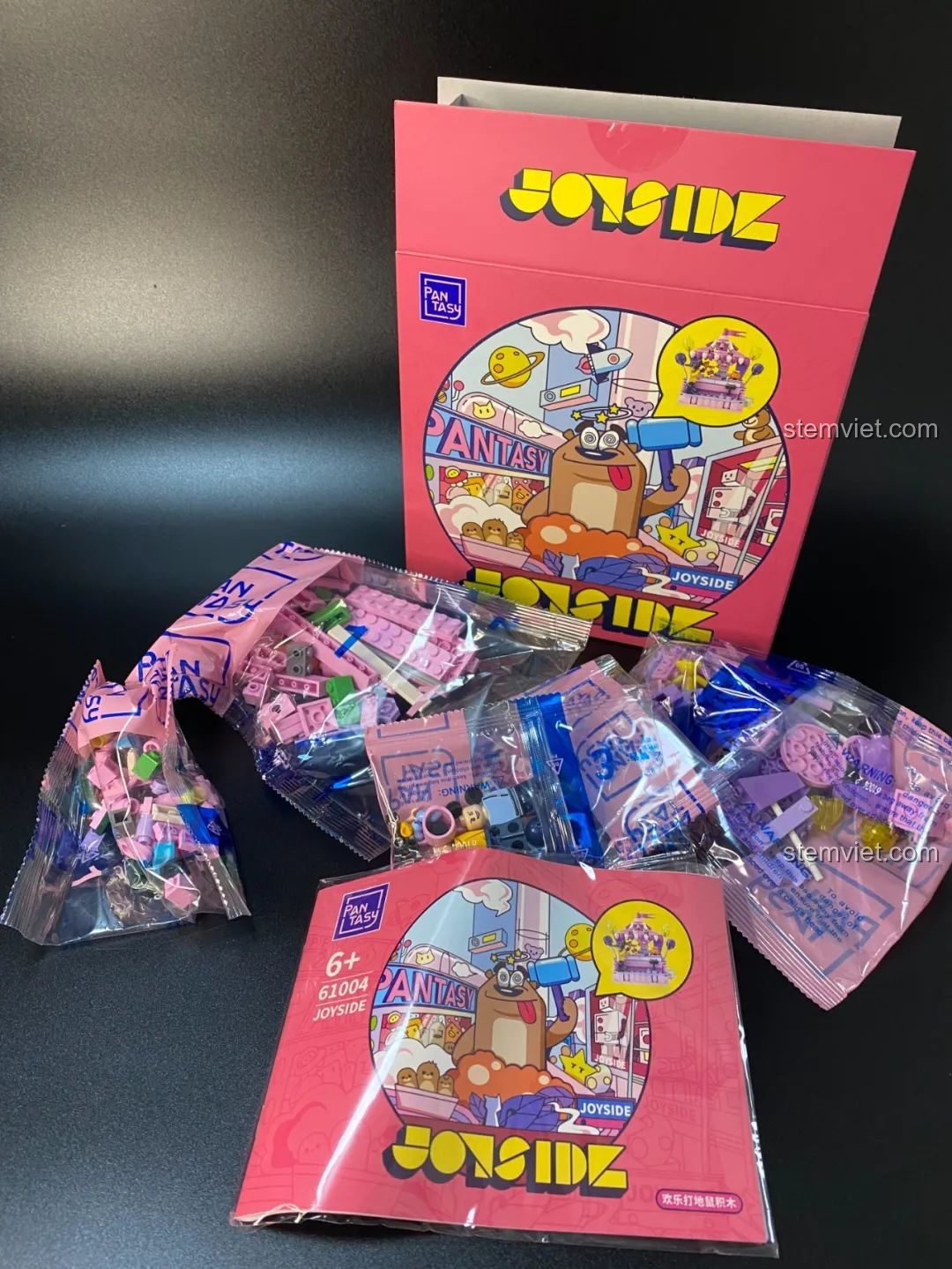 Bên trong hộp đồ chơi lắp ráp Pantasy 61004 Happy Hedgehog Whack-a-mole, bao gồm các túi mảnh ghép và sách hướng dẫn, đặc biệt có nhân vật minifigure.