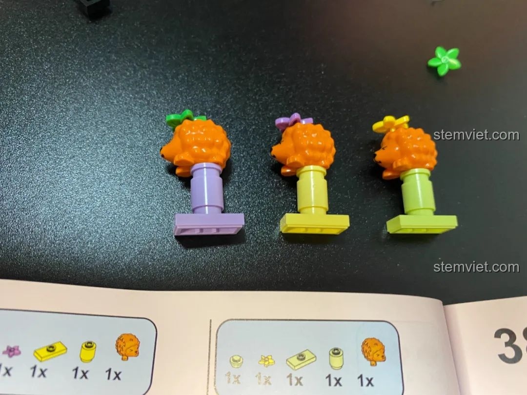 Ba chú nhím đáng yêu trong bộ lắp ráp Pantasy 61004 Happy Hedgehog Whack-a-mole, mỗi chú có một bông hoa nhỏ trên đầu.