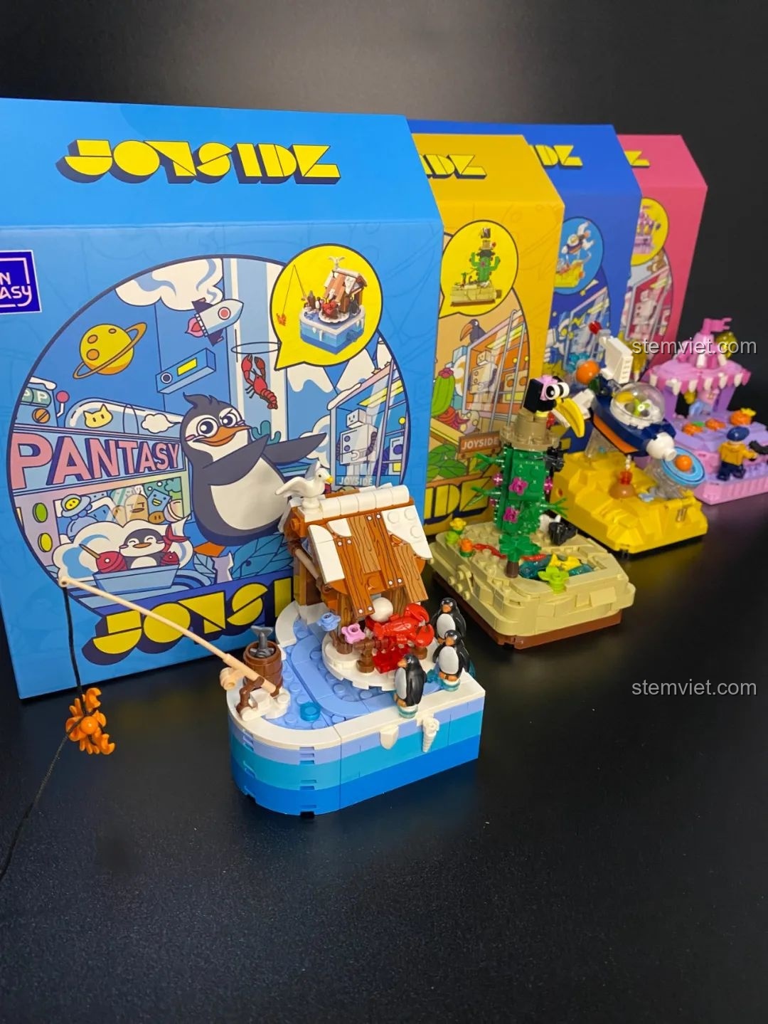 Cận cảnh bốn bộ lắp ráp Pantasy Joyside đã hoàn chỉnh, với hộp của bộ 61001 Snow BBQ ở phía trước, làm nổi bật chi tiết của từng mô hình.