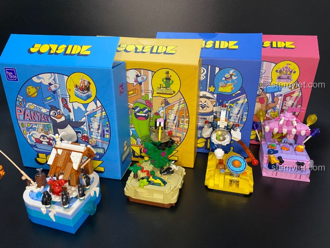 Góc nhìn khác của bốn bộ lắp ráp Pantasy Joyside đã hoàn chỉnh, đặt cạnh hộp, thể hiện sự đa dạng về chủ đề và thiết kế.