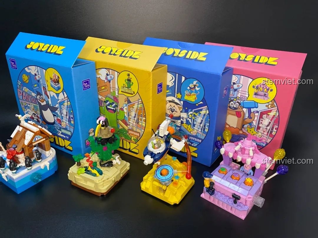 Bốn bộ lắp ráp Pantasy Joyside 61001 Snow BBQ, 61002 Immortal Guide, 61003 Spaceship, 61004 Happy Hedgehog Whack-a-mole đã hoàn chỉnh, đặt cạnh hộp của chúng.