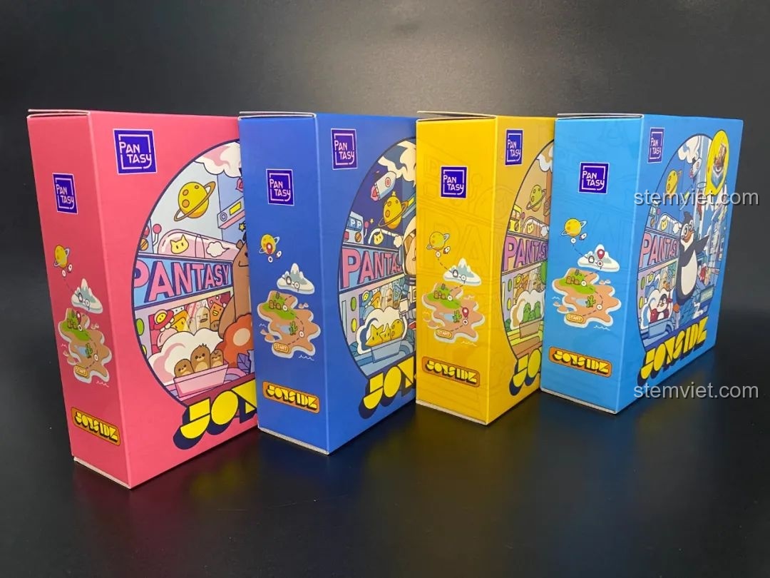 Cận cảnh mặt bên của bốn hộp đồ chơi lắp ráp Pantasy Joyside, cho thấy bản đồ công viên giải trí Joyside với các điểm đánh dấu vị trí.