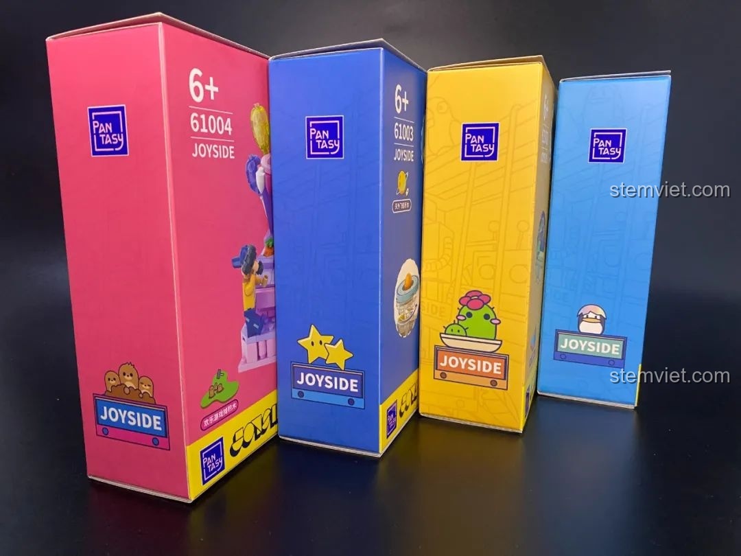 Mặt bên còn lại của bốn hộp đồ chơi lắp ráp Pantasy Joyside, hiển thị nhân vật chủ đề của từng bộ và thông tin về số lượng mảnh ghép.