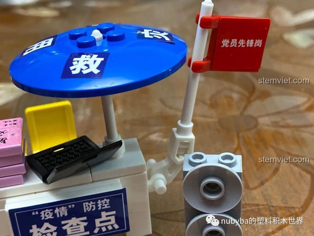 Toàn cảnh bộ lắp ráp phòng thí nghiệm với nhân vật mặc đồ bảo hộ.