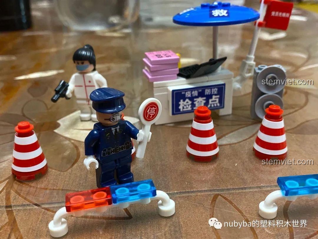 Bộ lắp ráp phòng thí nghiệm với máy tính hiển thị virus, các lọ mẫu.