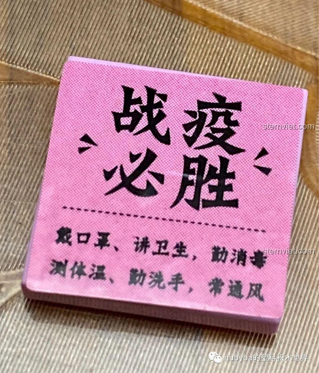 Bộ lắp ráp trạm kiểm dịch với nhân vật cảnh sát, y tá và các vật dụng cảnh báo.