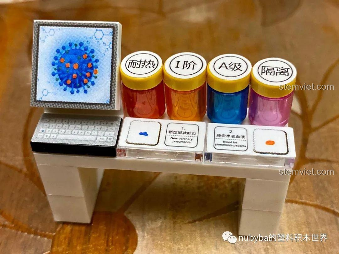 Minifigure cảnh sát giao thông mặc đồng phục, đội mũ, đeo khẩu trang.