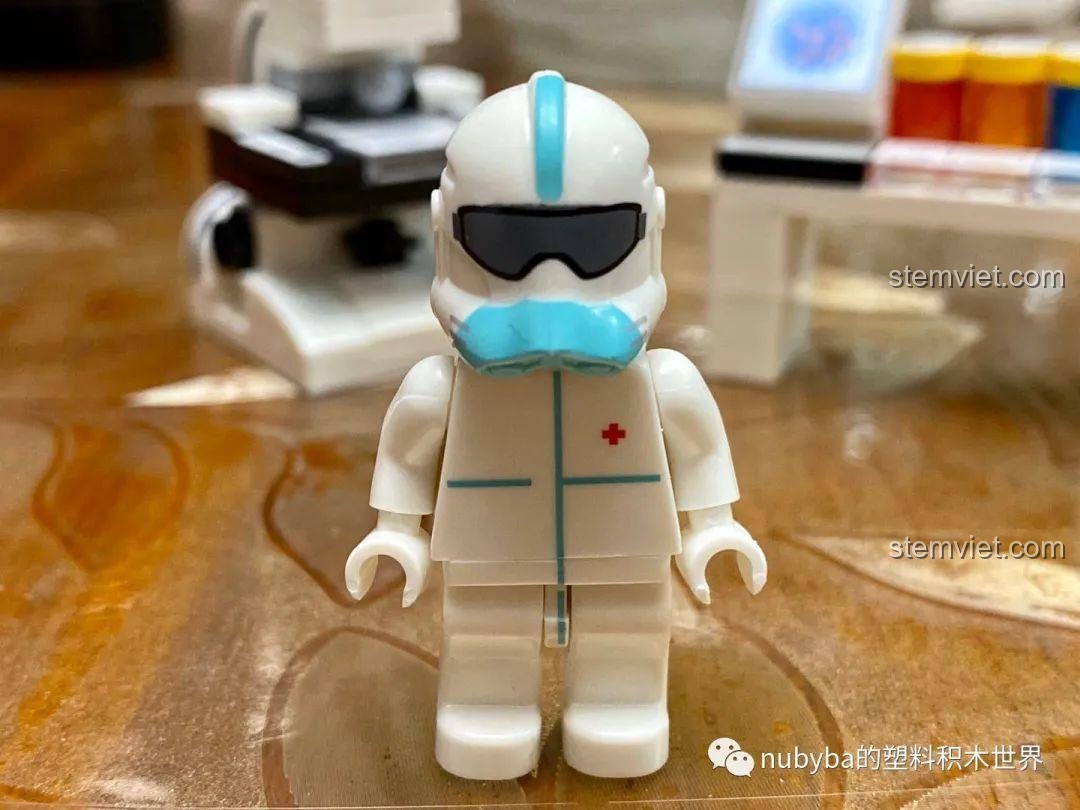 Hộp bộ lắp ráp trạm kiểm dịch với nhân vật cảnh sát và y tá.