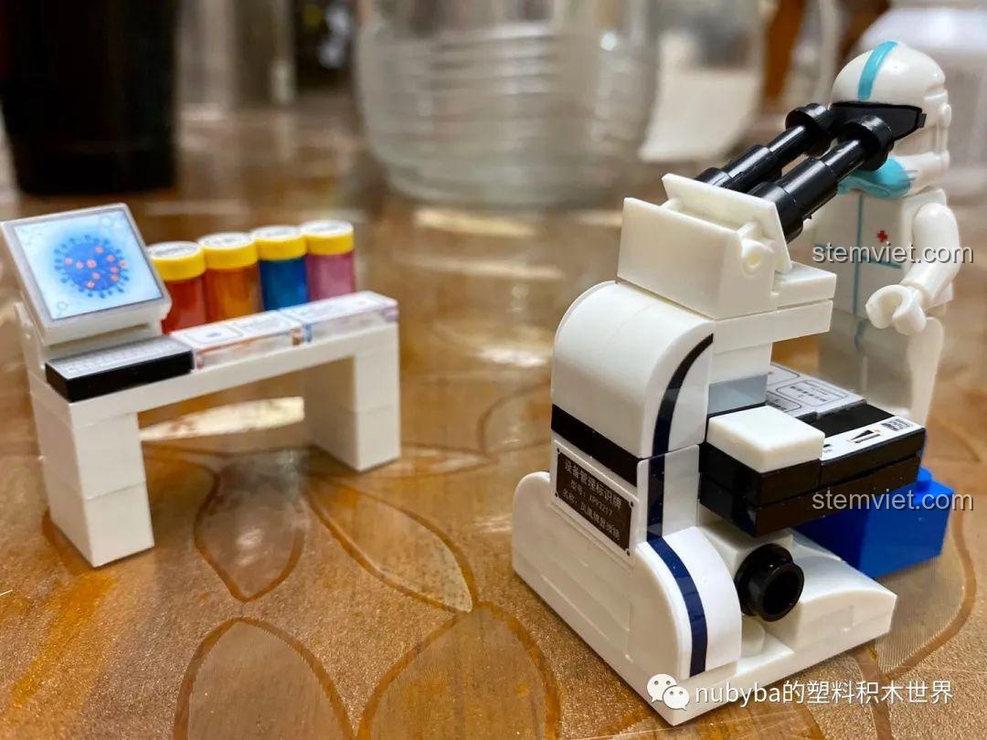 Cận cảnh các sticker trên bộ lắp ráp trạm kiểm dịch, có chữ 'Chiến dịch tất thắng'.