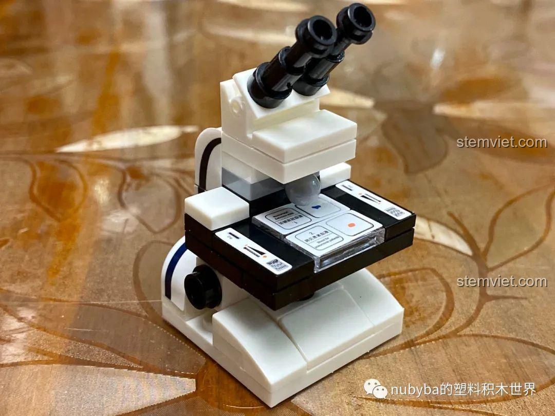 Minifigure y tá cầm súng phun nước, biểu cảm vui vẻ.