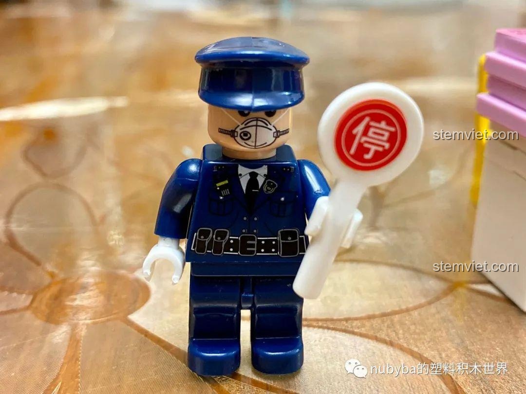 Chi tiết xe cứu thương trong bộ lắp ráp, có đèn và ký hiệu y tế.