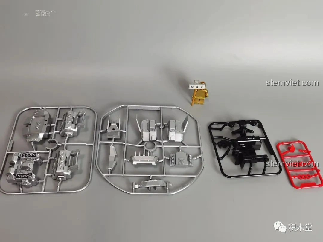 Các chi tiết vỏ xe dạng mô hình của bộ lắp ghép Xe Đua S-擎天雷诺 QQ Phi Enlighten 74011, cần tách ra từ khung như mô hình Gundam.