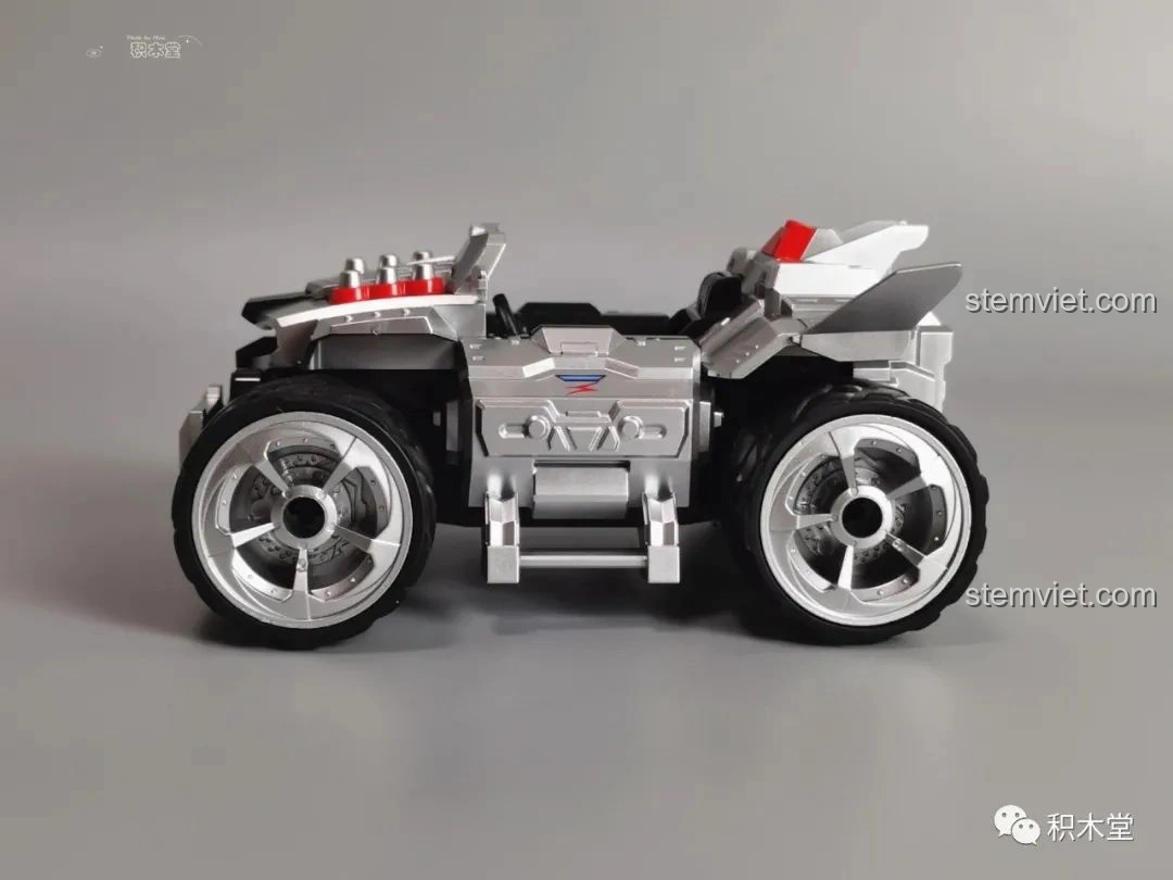 Mô hình xe đua S-擎天雷诺 Enlighten 74011 với một nhân vật mini ngồi bên trong, thể hiện khả năng tương thích.