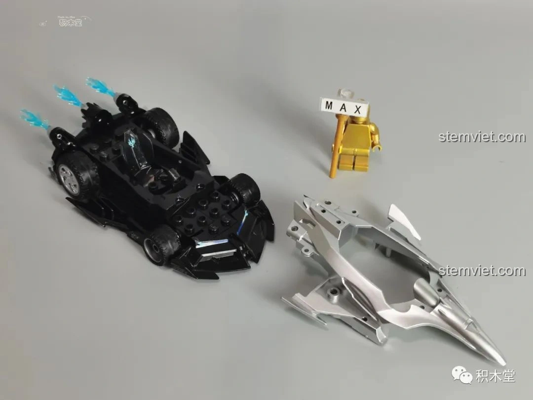 Mô hình xe đua Bạch Ngọc Thần Câu Enlighten 74012 đã hoàn thành, với thiết kế khí động học và màu bạc xanh nổi bật.