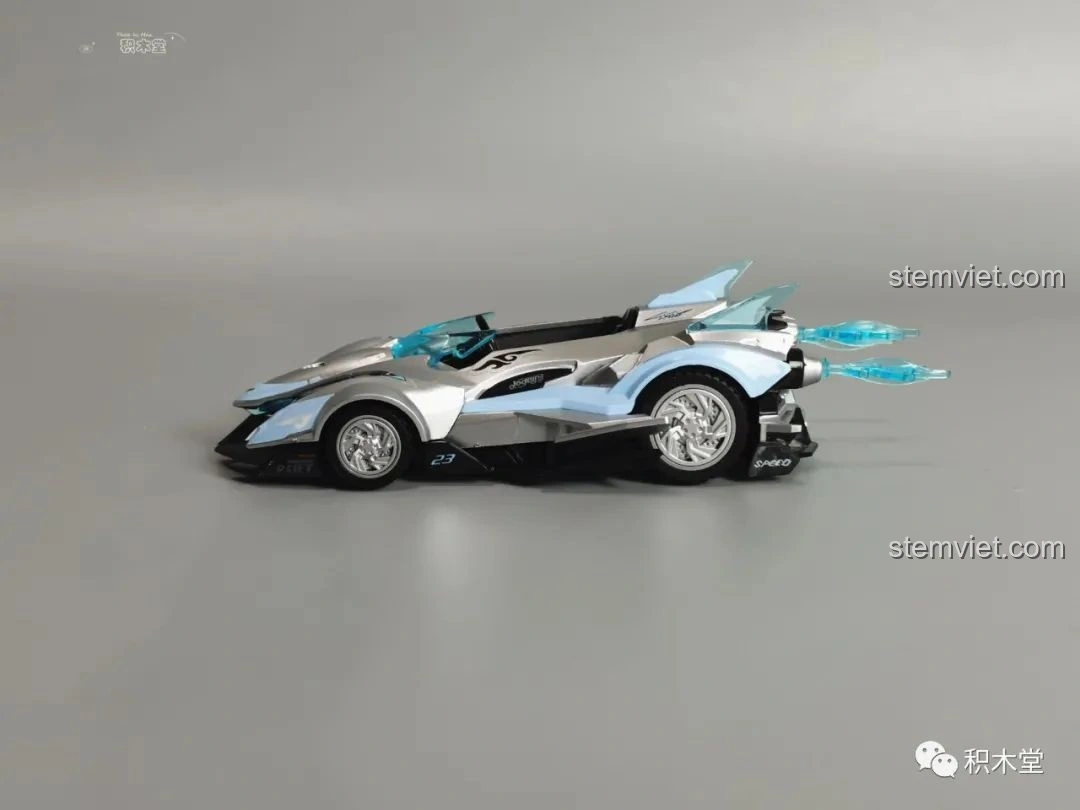 Phần đuôi xe của mô hình xe đua Bạch Ngọc Thần Câu Enlighten 74012, với hiệu ứng phun năng lượng màu xanh dương.