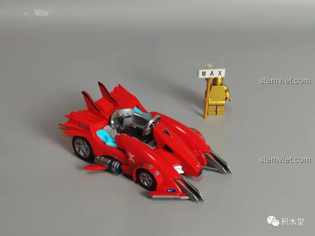 Phần đuôi xe của mô hình xe đua Kim Cương Lang Enlighten 74013, với hiệu ứng lửa phun ra từ ống xả.